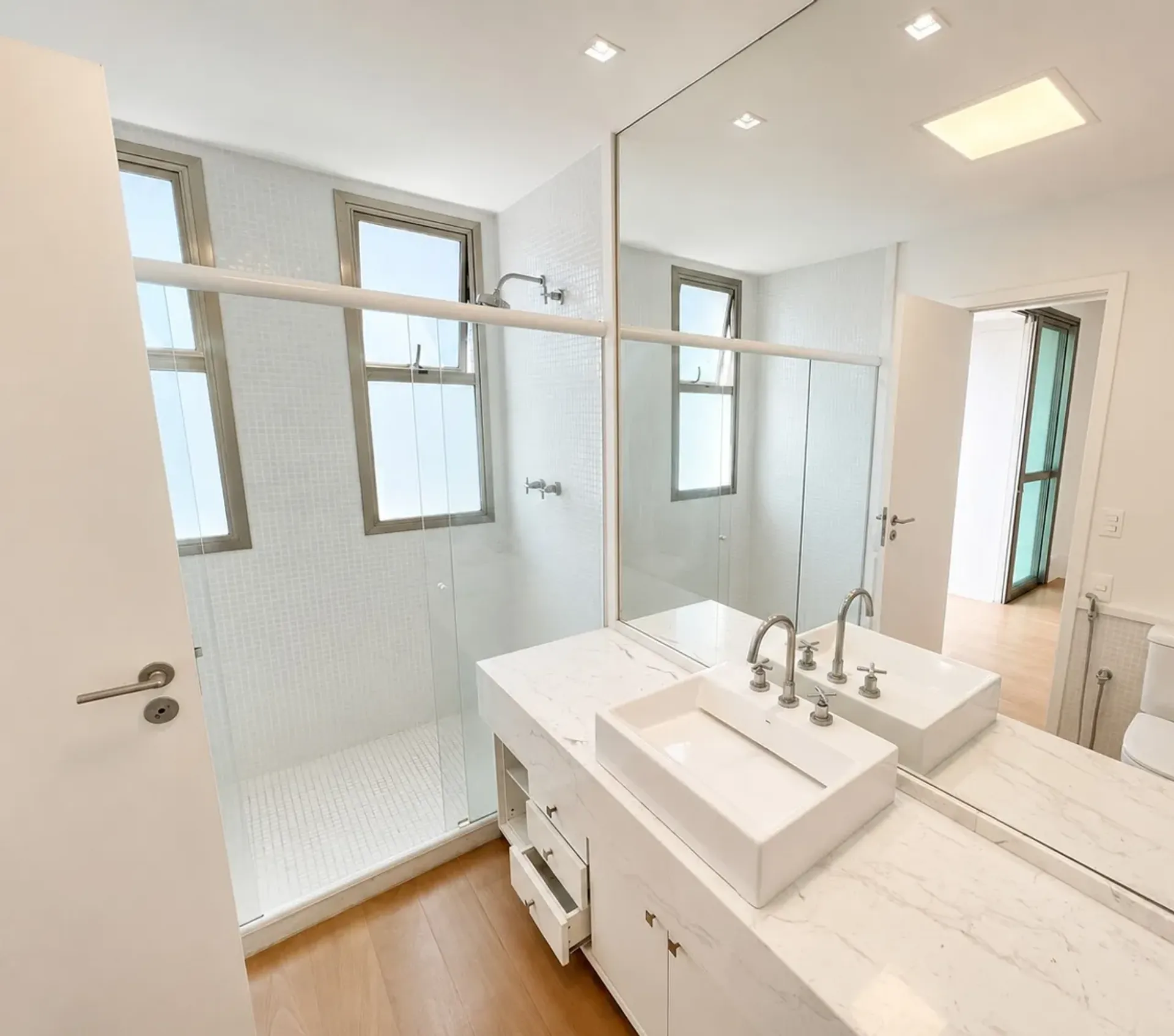 Unfurnished apartment with 4 bedrooms and 5 bathrooms — photo 38
