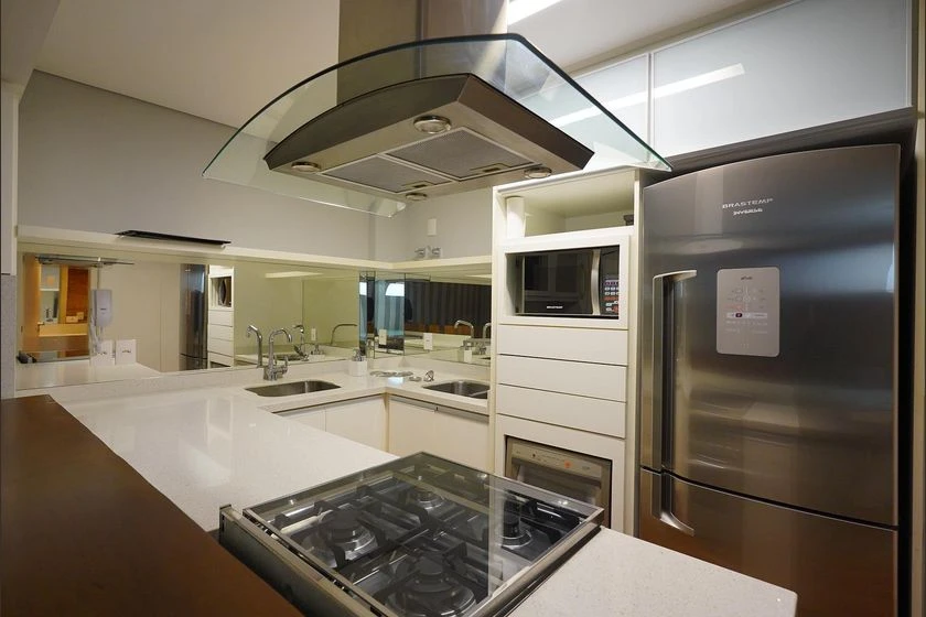Furnished 1-bedroom apartment with an open kitchen — photo 3