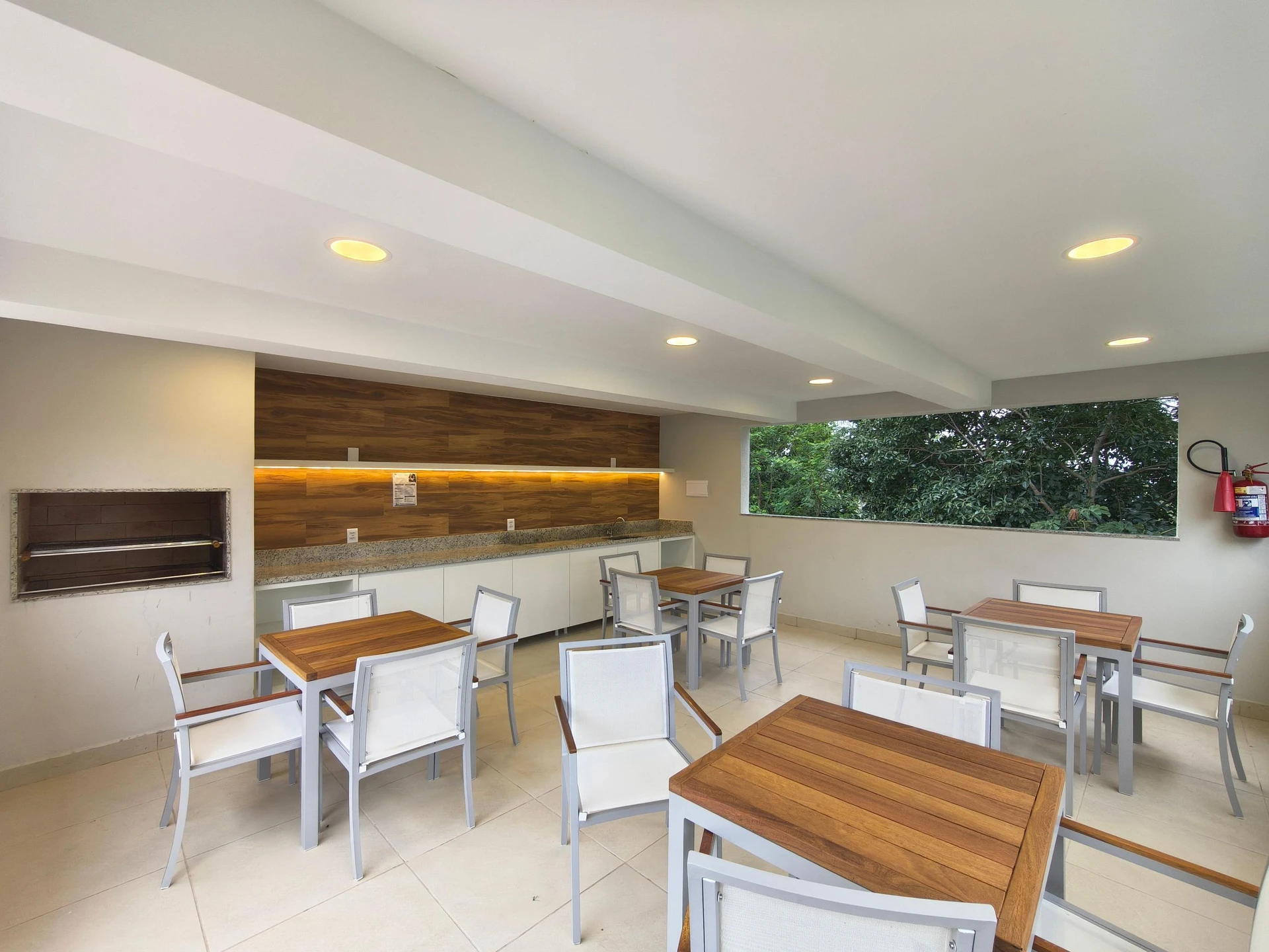 Apartamento mobiliado com 2 quartos, 1 banheiro e varanda — photo 64