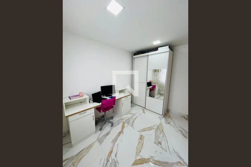 3-bedroom house with a walk-in closet — photo 8