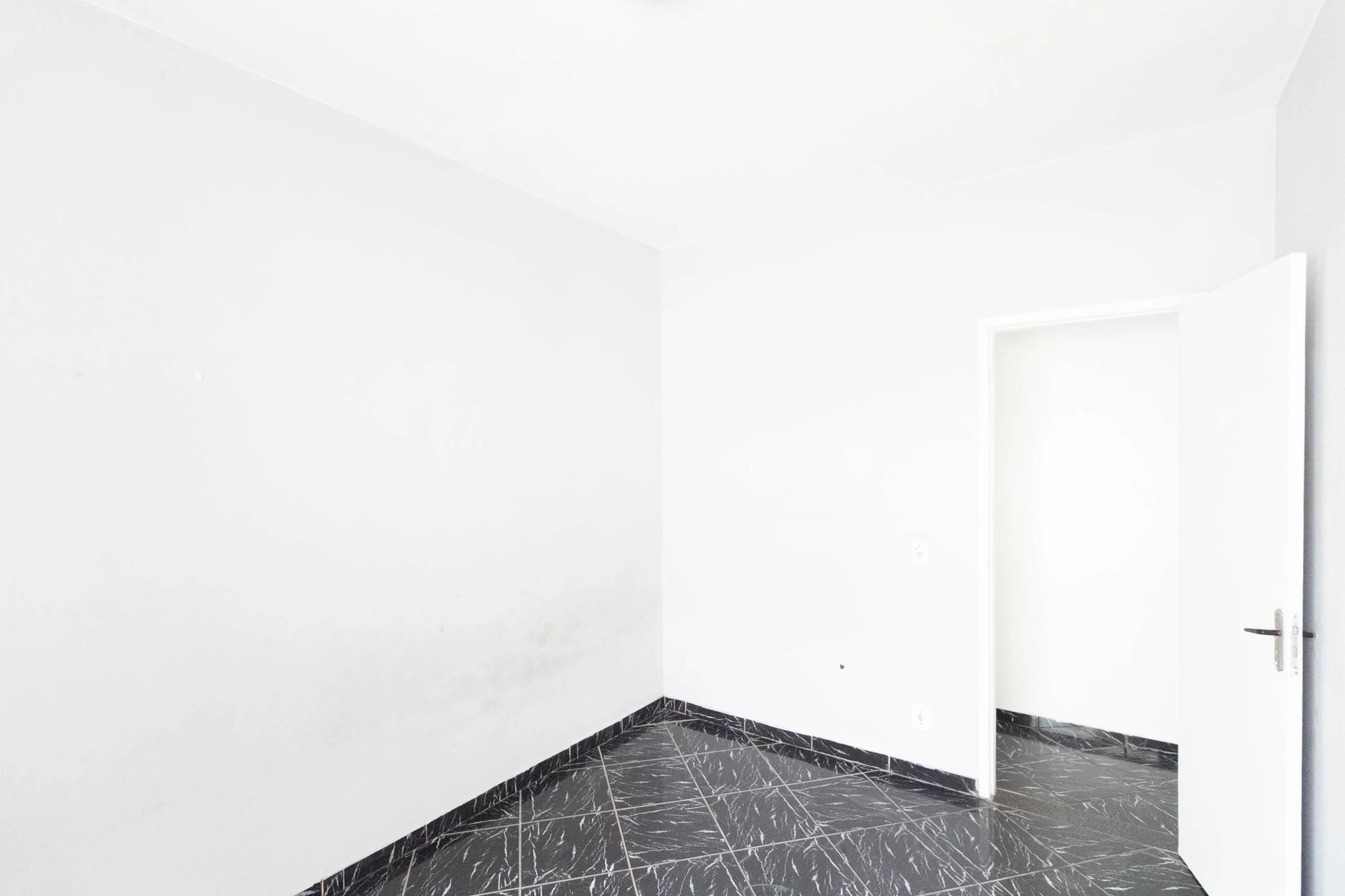 2-bedroom apartment in a building with a gym — photo 32