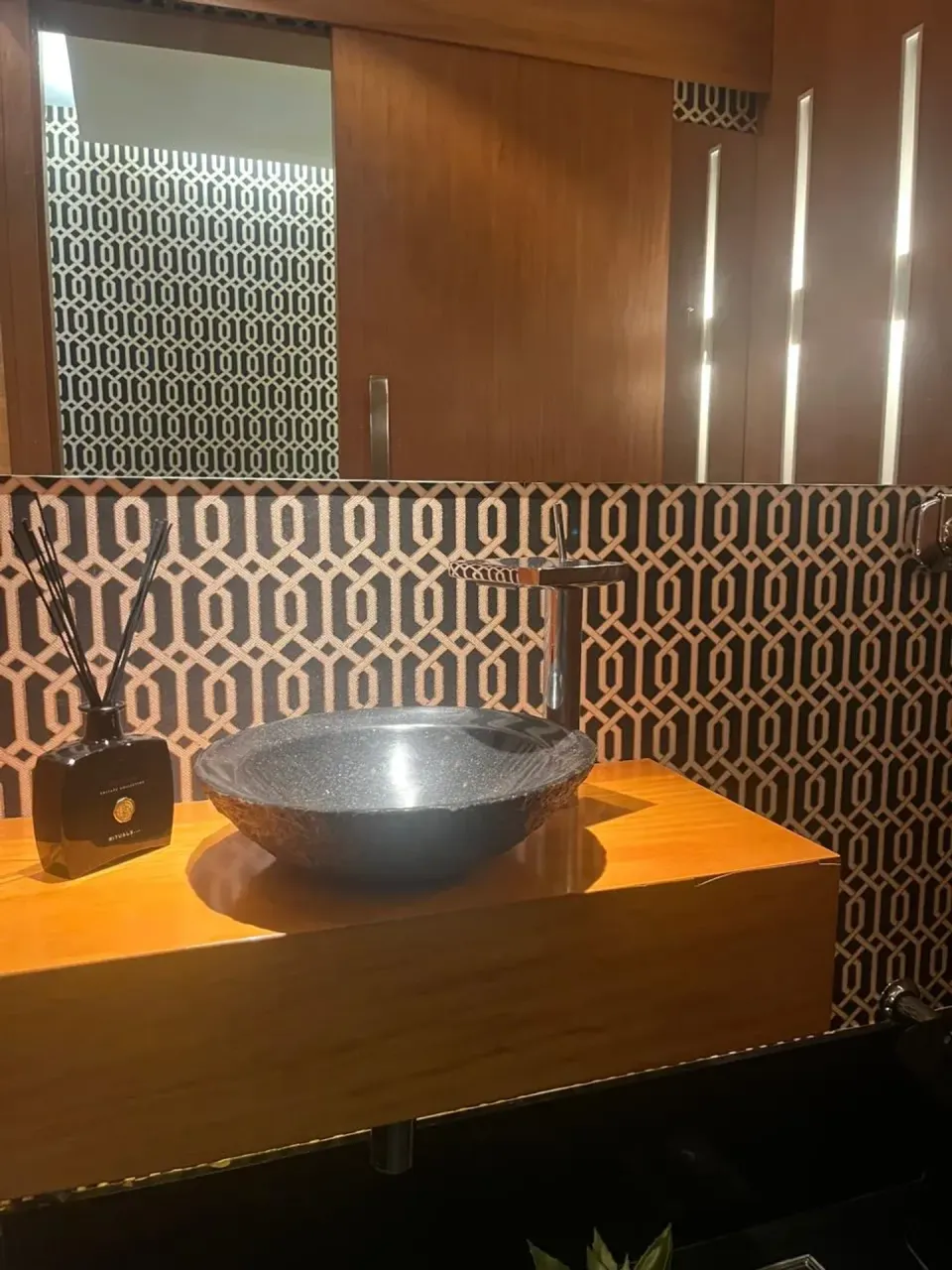 House with 5 suites and a built-in balcony grill — photo 17