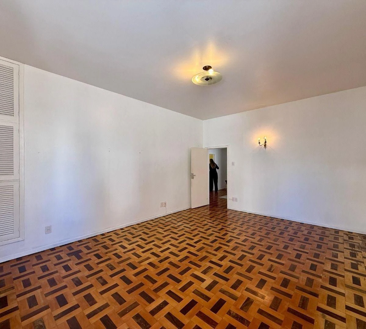 House, 286 m², with wood or laminate floors — photo 8