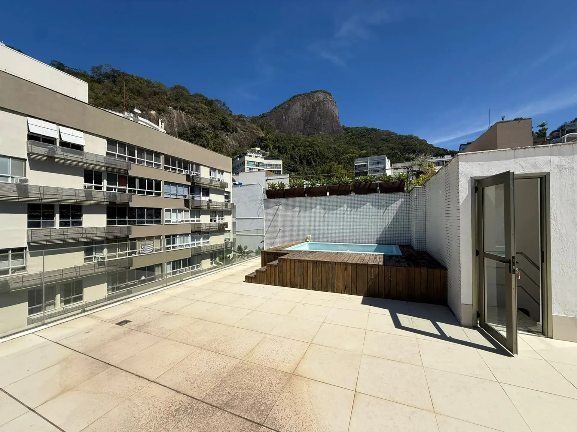 Apartment with balcony, 3 bedrooms and 2 parking spots — photo 38