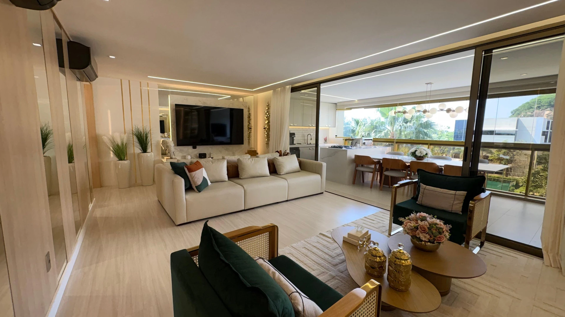 Jacuzzi in a 5-bedroom apartment, 217 m²