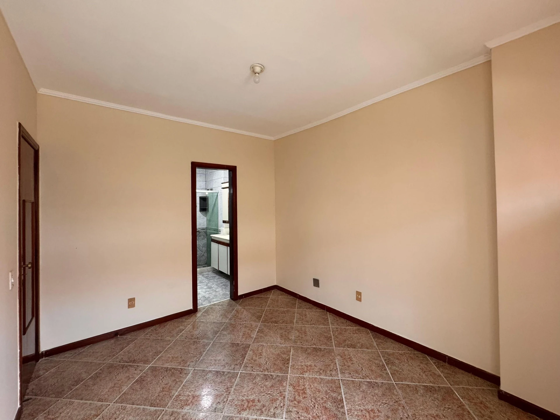 Unfurnished 3-bedroom apartment with enclosed balcony — photo 13