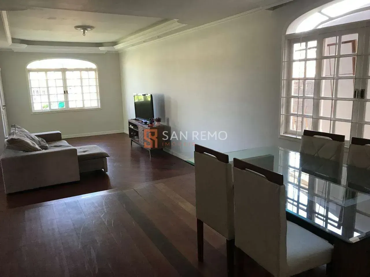 Casa mobiliada com 4 suítes e cozinha fechada