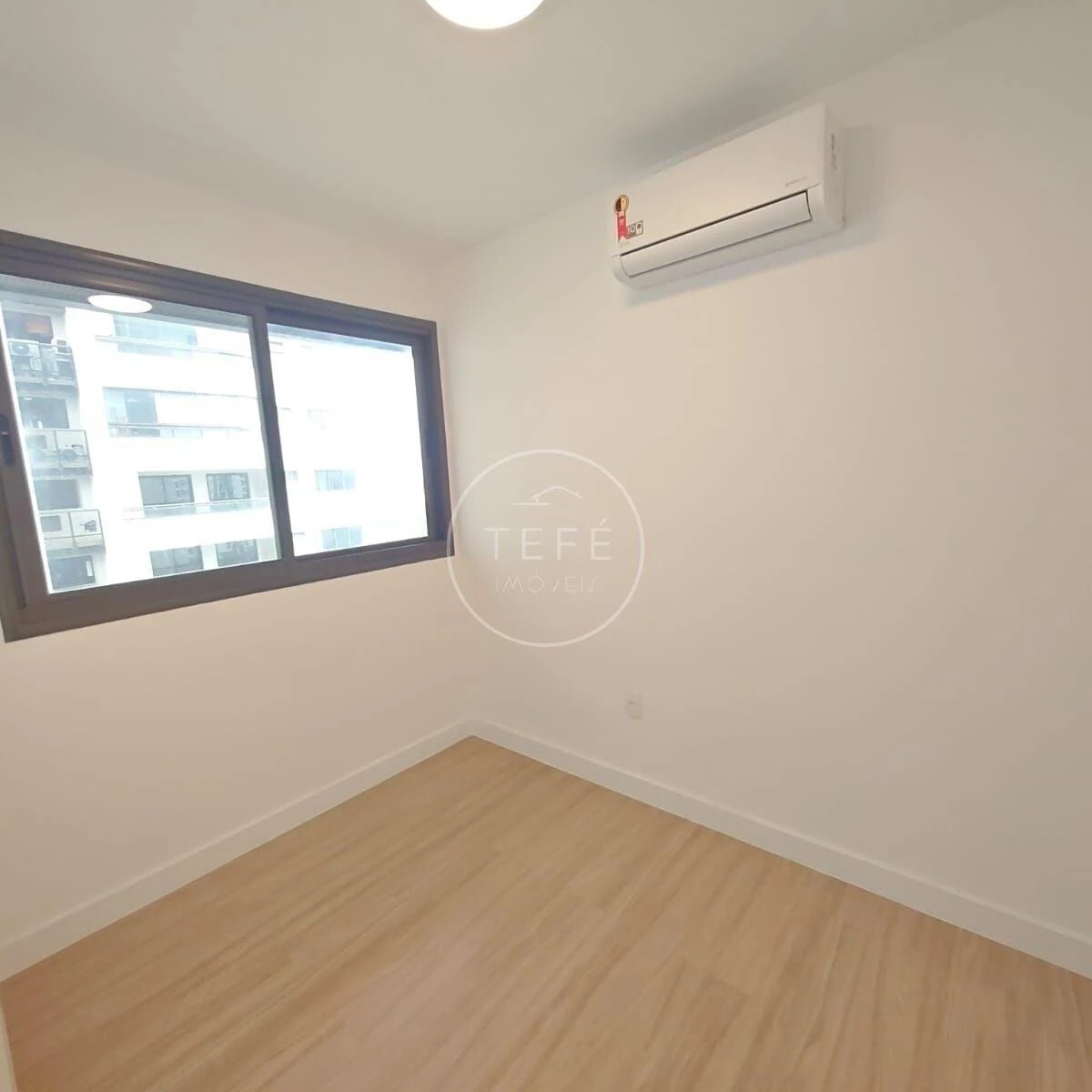 Glass-enclosed balcony in a 4-bedroom apartment, 123 m² — photo 8