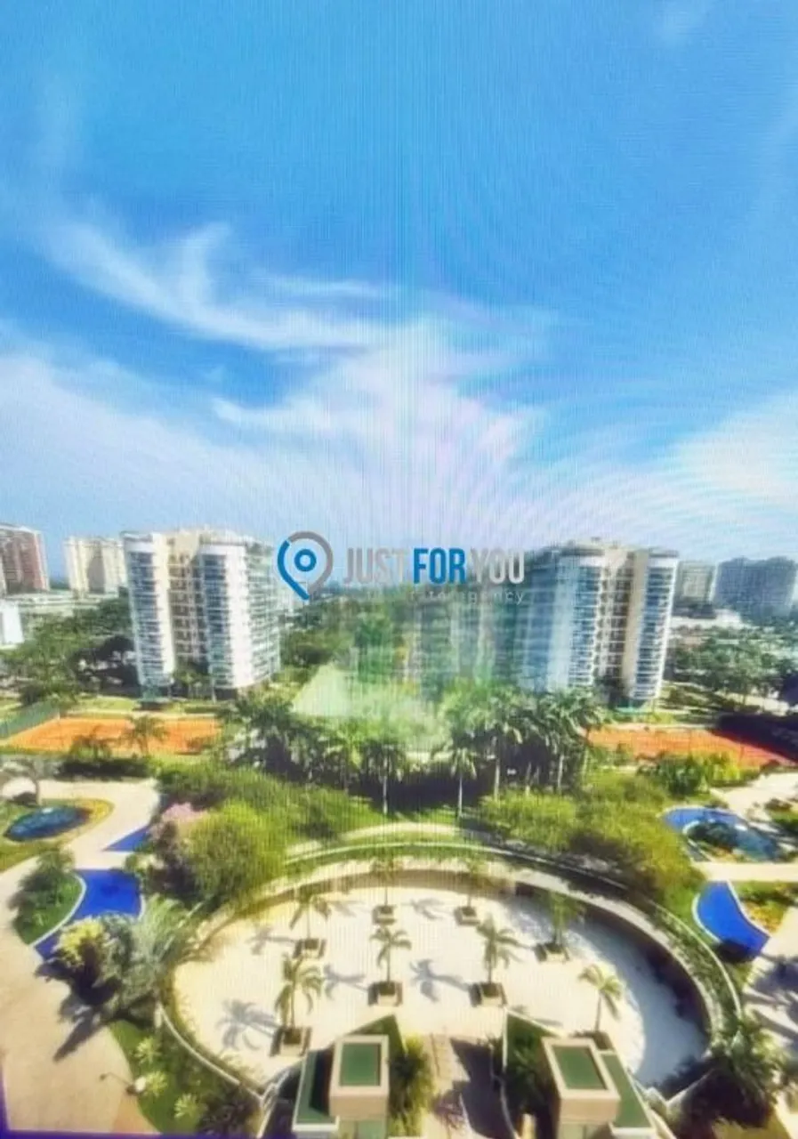 4-bedroom apartment in a building with a pool — photo 3