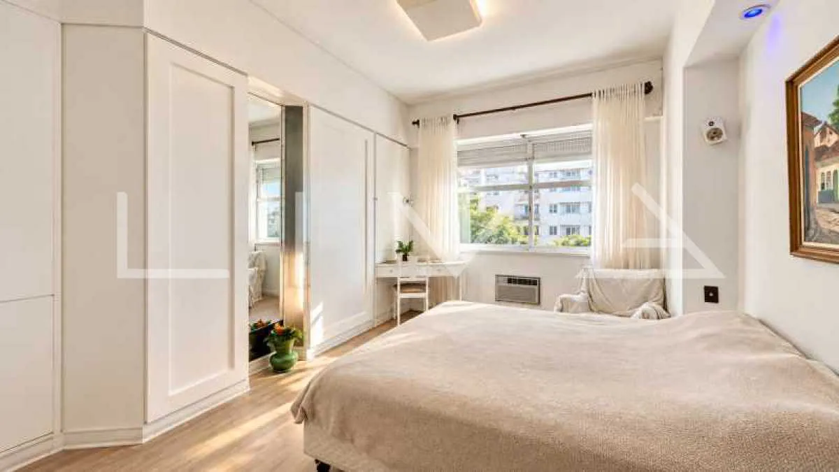 178 m² apartment with a bathtub and a water view — photo 9
