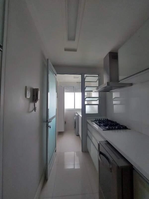Квартира 149 м² с застеклённым балконом и грилем на балконе — photo 21