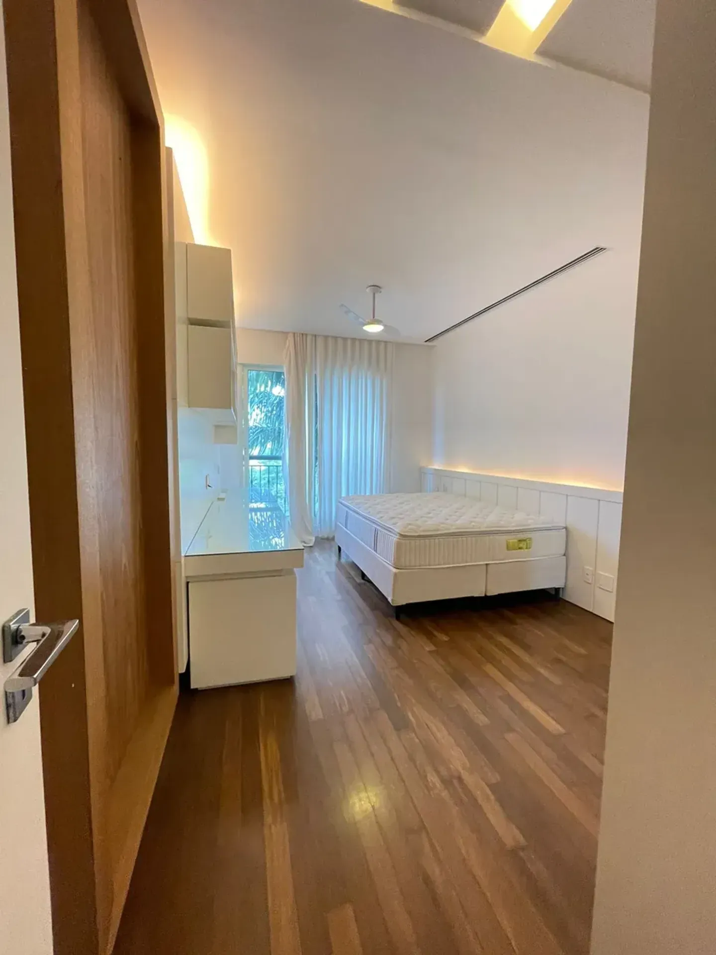 Furnished 3-bedroom apartment with glassed balcony — photo 30