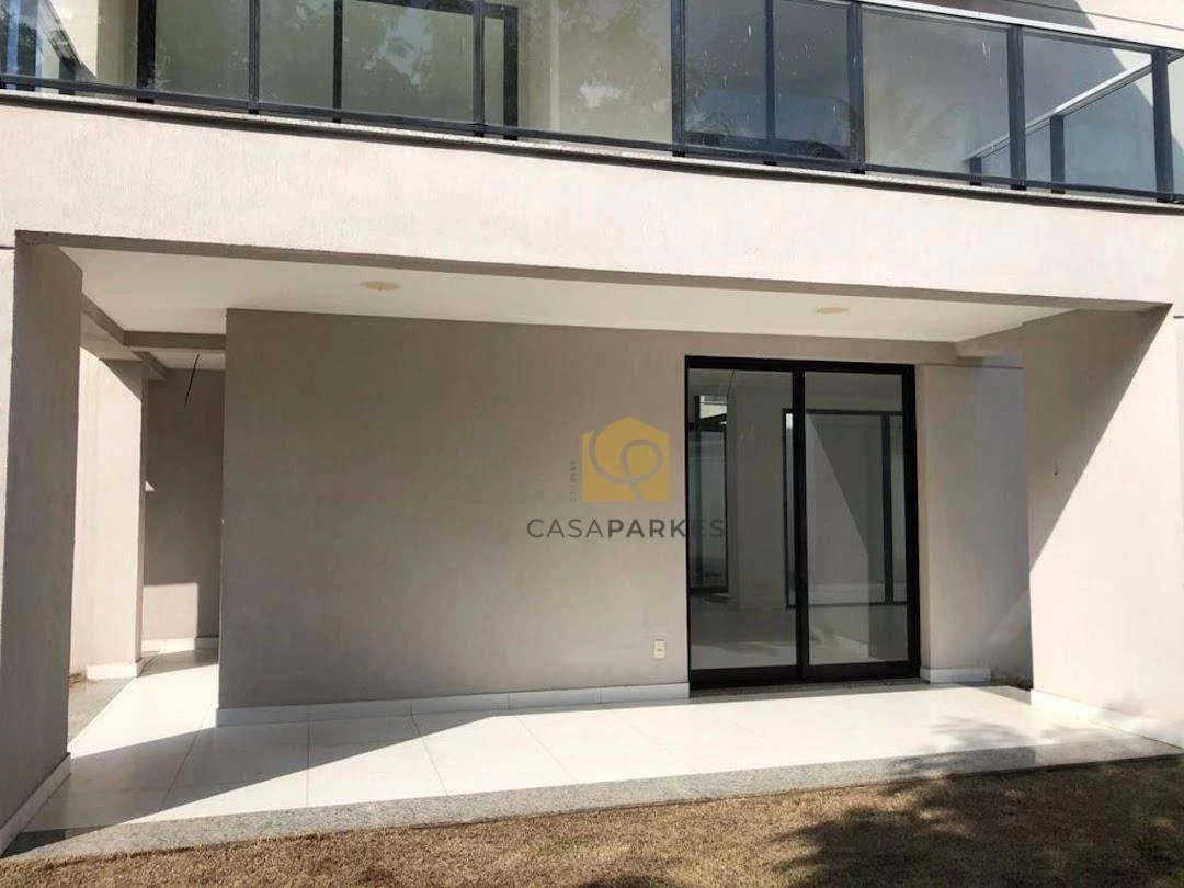 Casa duplex com 3 suítes e cozinha fechada de 366 m²