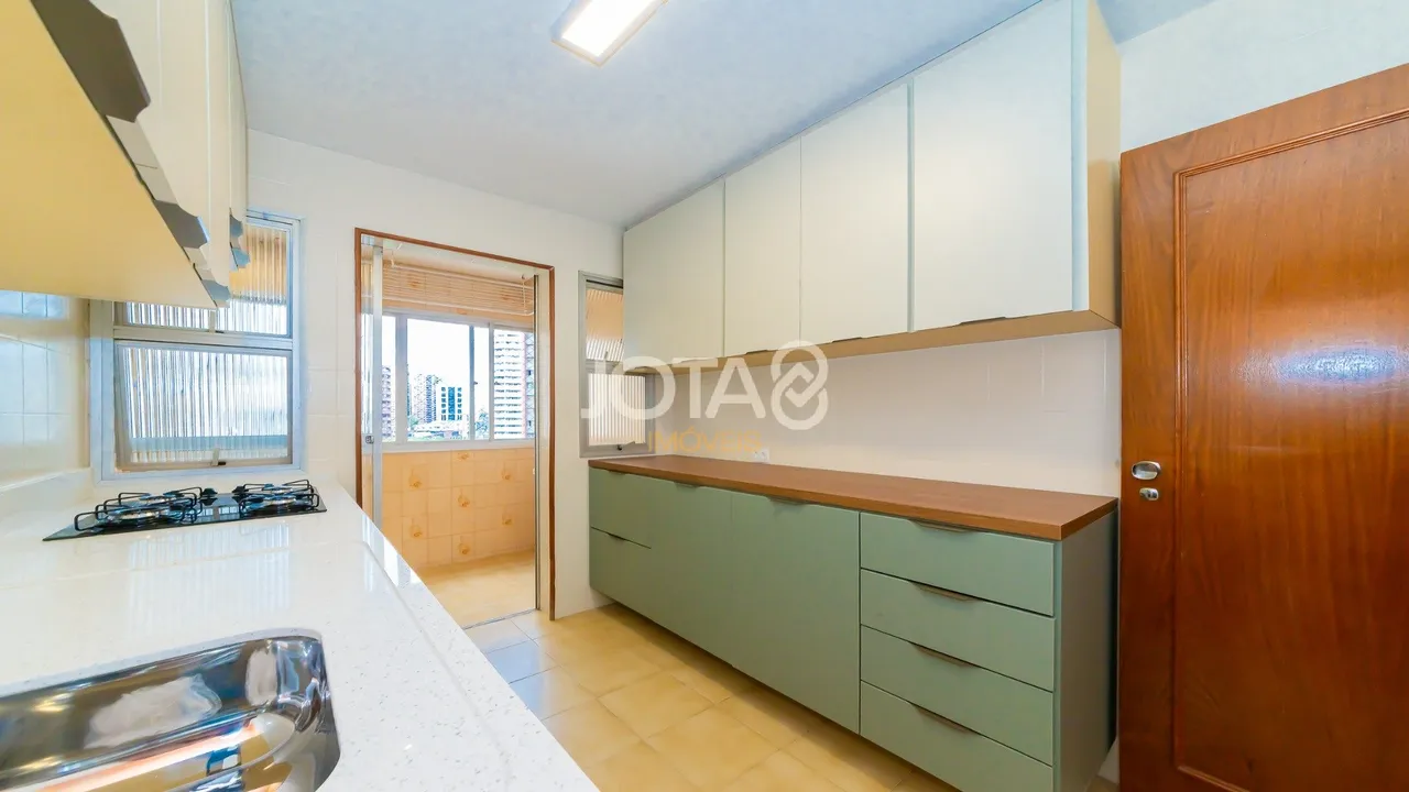 3-bedroom apartment with wood or laminate floors in Curitiba — photo 11