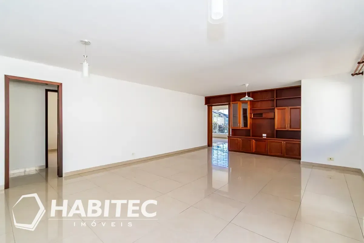 Bathtub in a 4-bedroom house, 226 m²