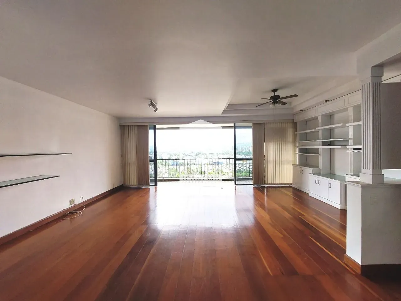 Unfurnished 161 m² apartment with a closed kitchen — photo 8