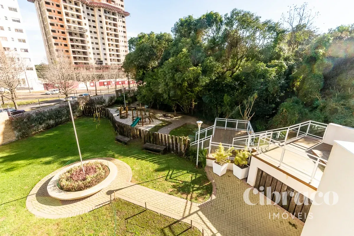 Balcony with a grill in a 4-bedroom apartment, 131 m² — photo 60