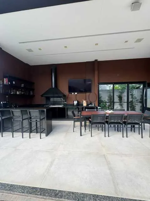 Casa com 5 quartos e 5 banheiros, cozinha planejada — photo 28