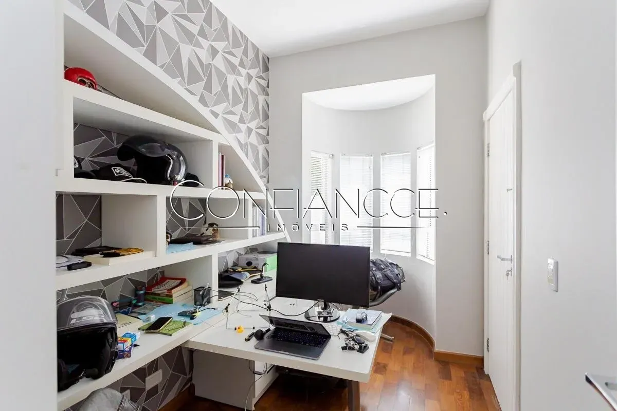 House with 4 en-suite bedrooms and 6 parking spaces — photo 15