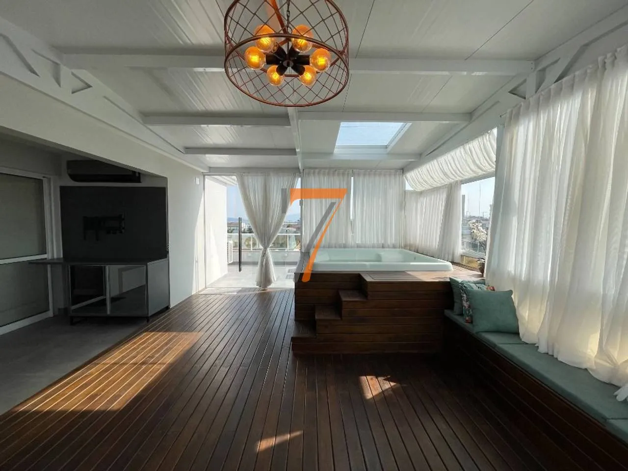 Furnished penthouse with 2 en-suite bedrooms and 210 m² — photo 13