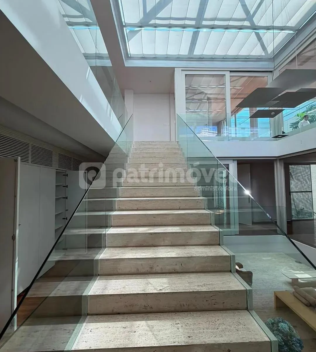 4-bedroom house with floor-to-ceiling windows — photo 49