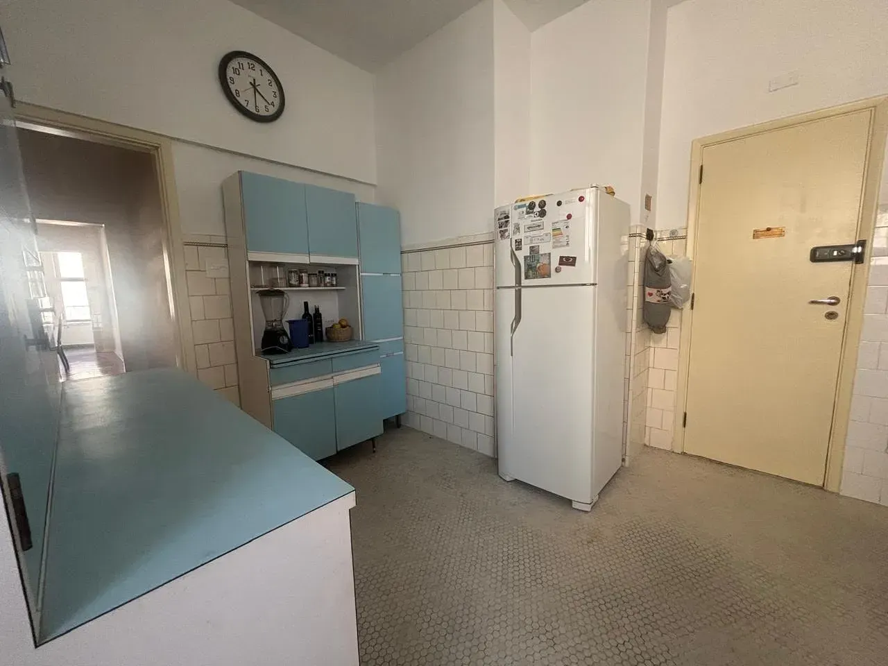 Furnished apartment with 4 bedrooms and a work desk — photo 11