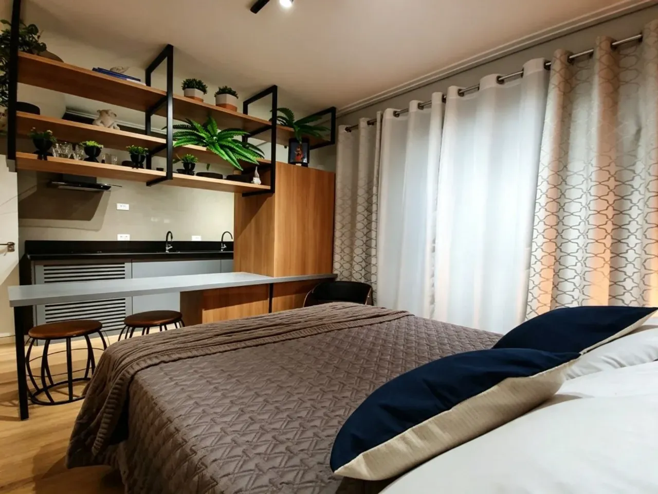 Estudio amueblado con estilo industrial y cocina abierta — photo 7