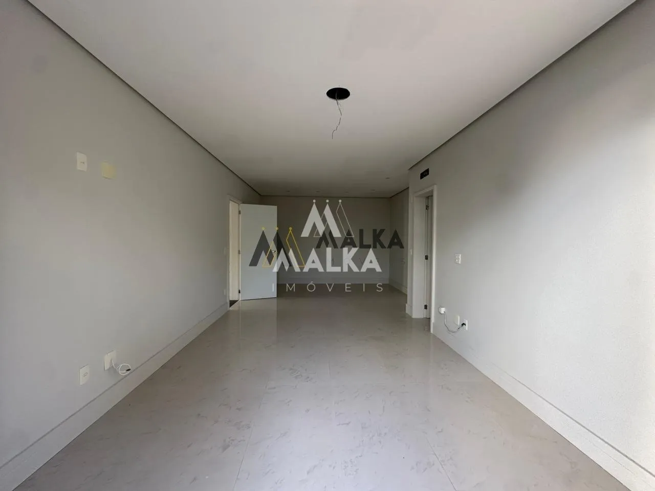 461 m² house with 3 en-suite bedrooms and private garden — photo 21