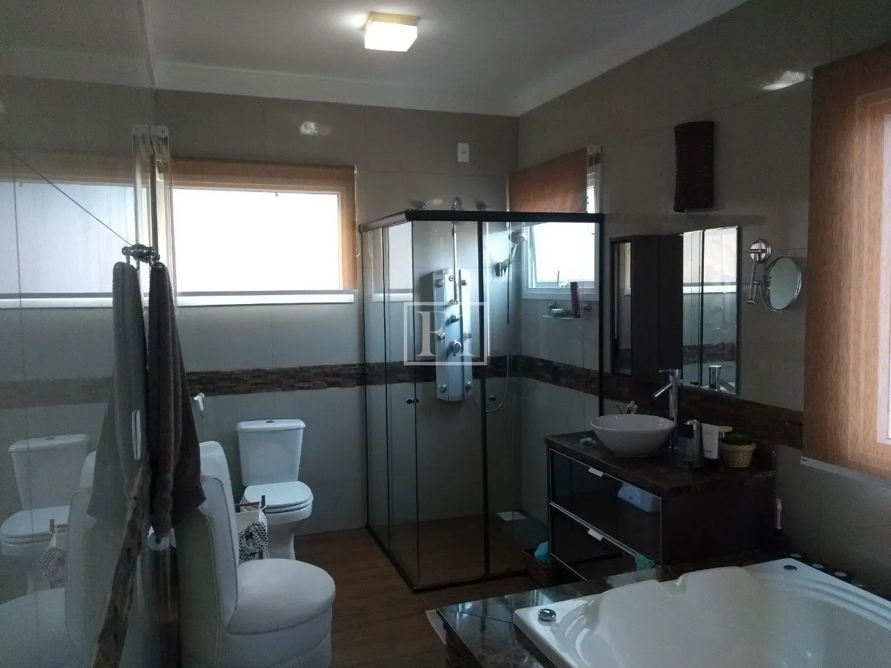 Furnished house, 450 m², with floor-to-ceiling windows — photo 40