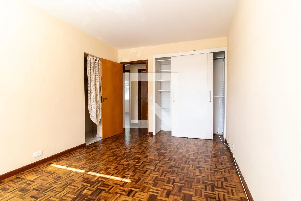 Apartamento de 3 quartos com piso de madeira ou laminado — photo 15