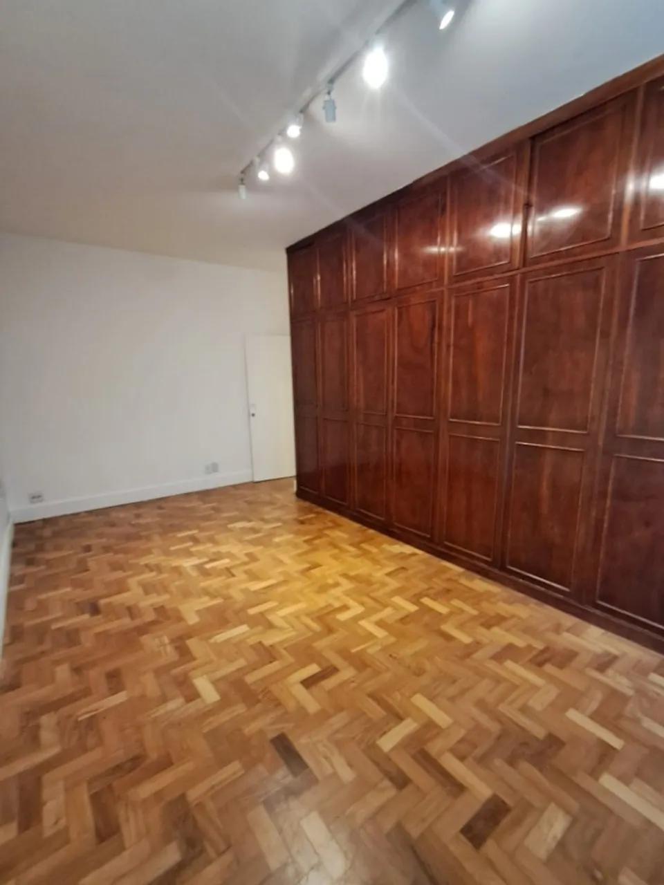Деревянный пол или ламинат и 3 спальни: квартира 144 м² — photo 4