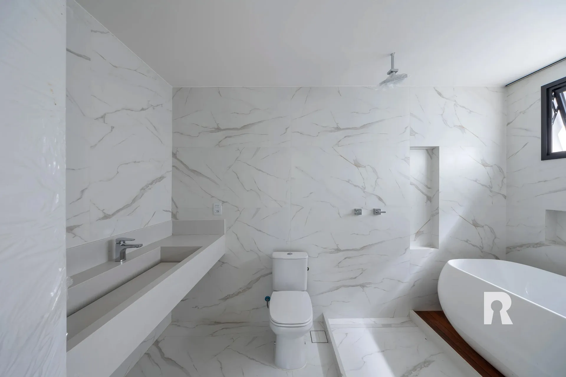 Casa moderna de 5 suítes com 7 banheiros e 2 vagas — photo 11