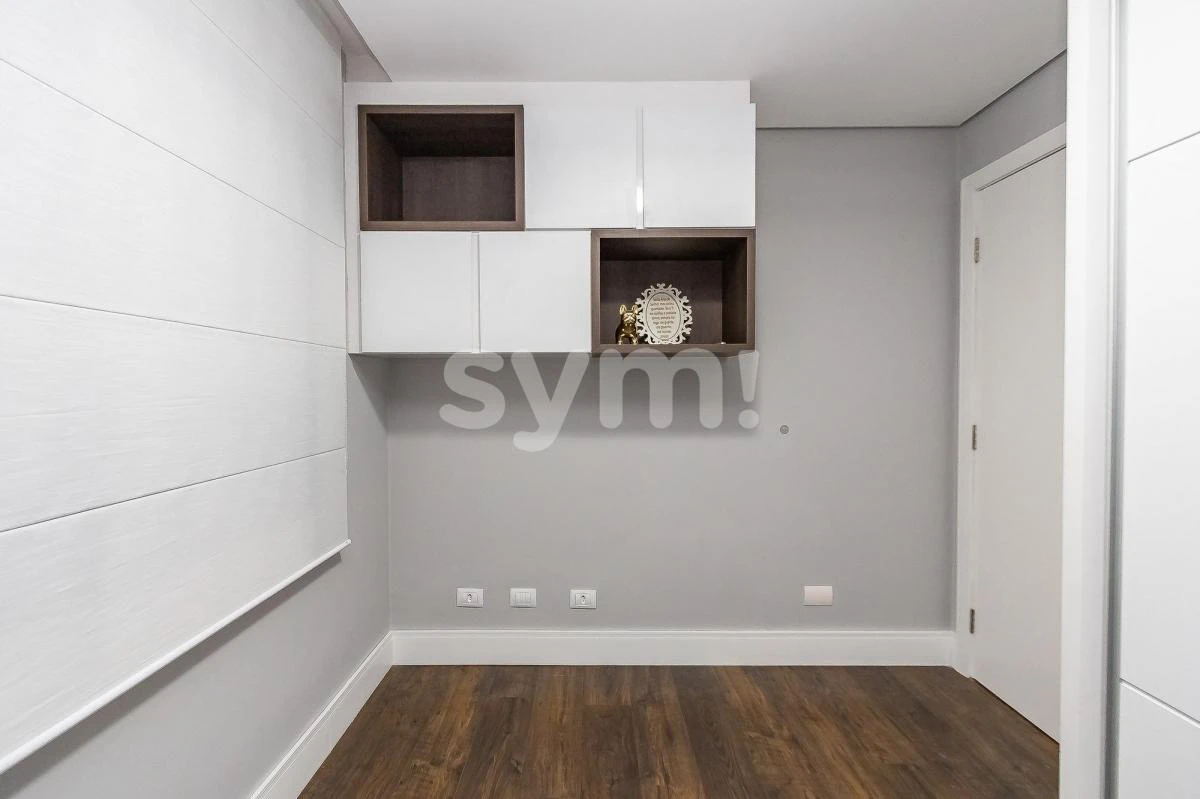 Glass-enclosed balcony in a 3-bedroom apartment, 98 m² — photo 24