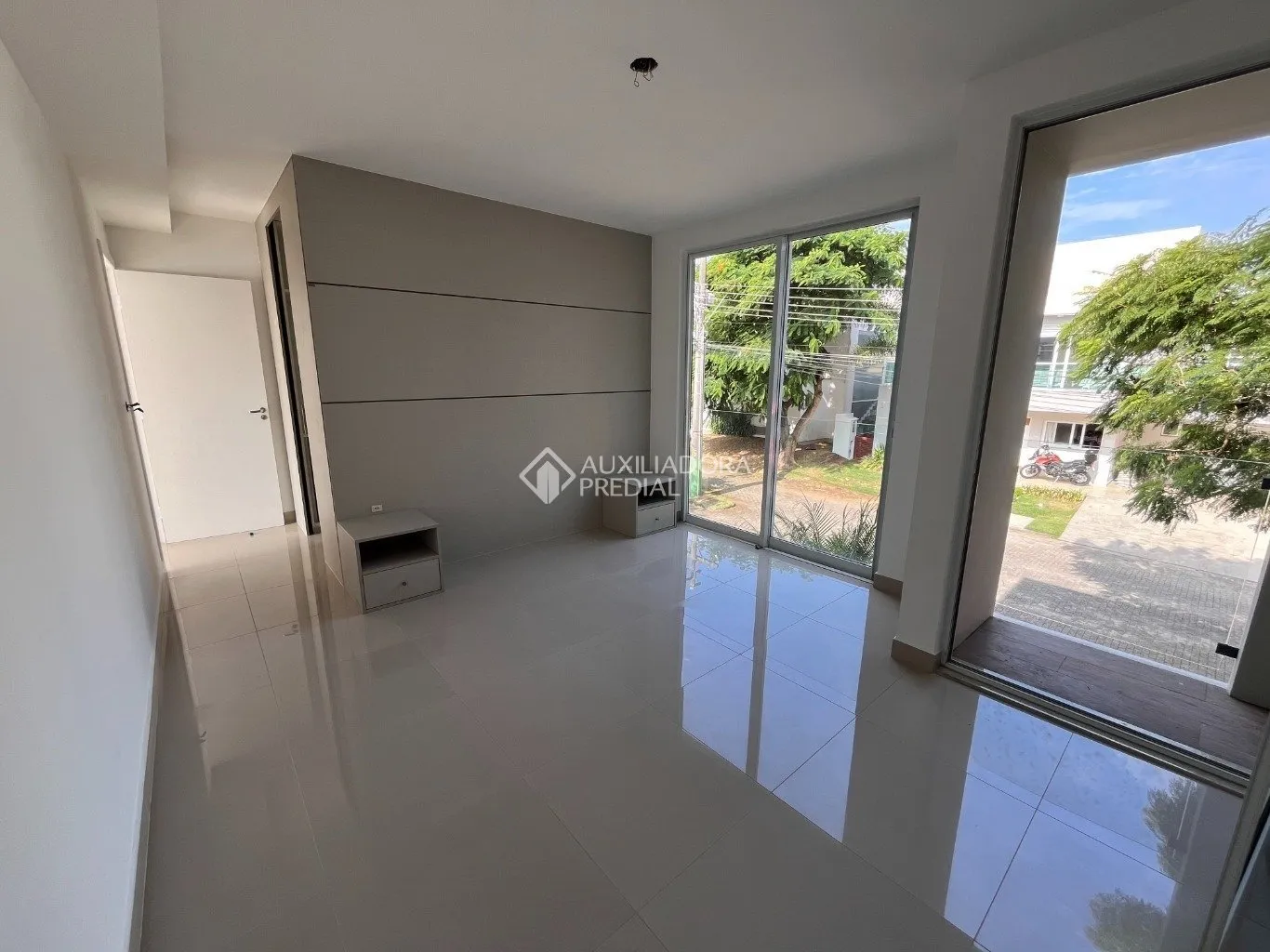 Floor-to-ceiling windows in a 3-bedroom house, 220 m² — photo 29