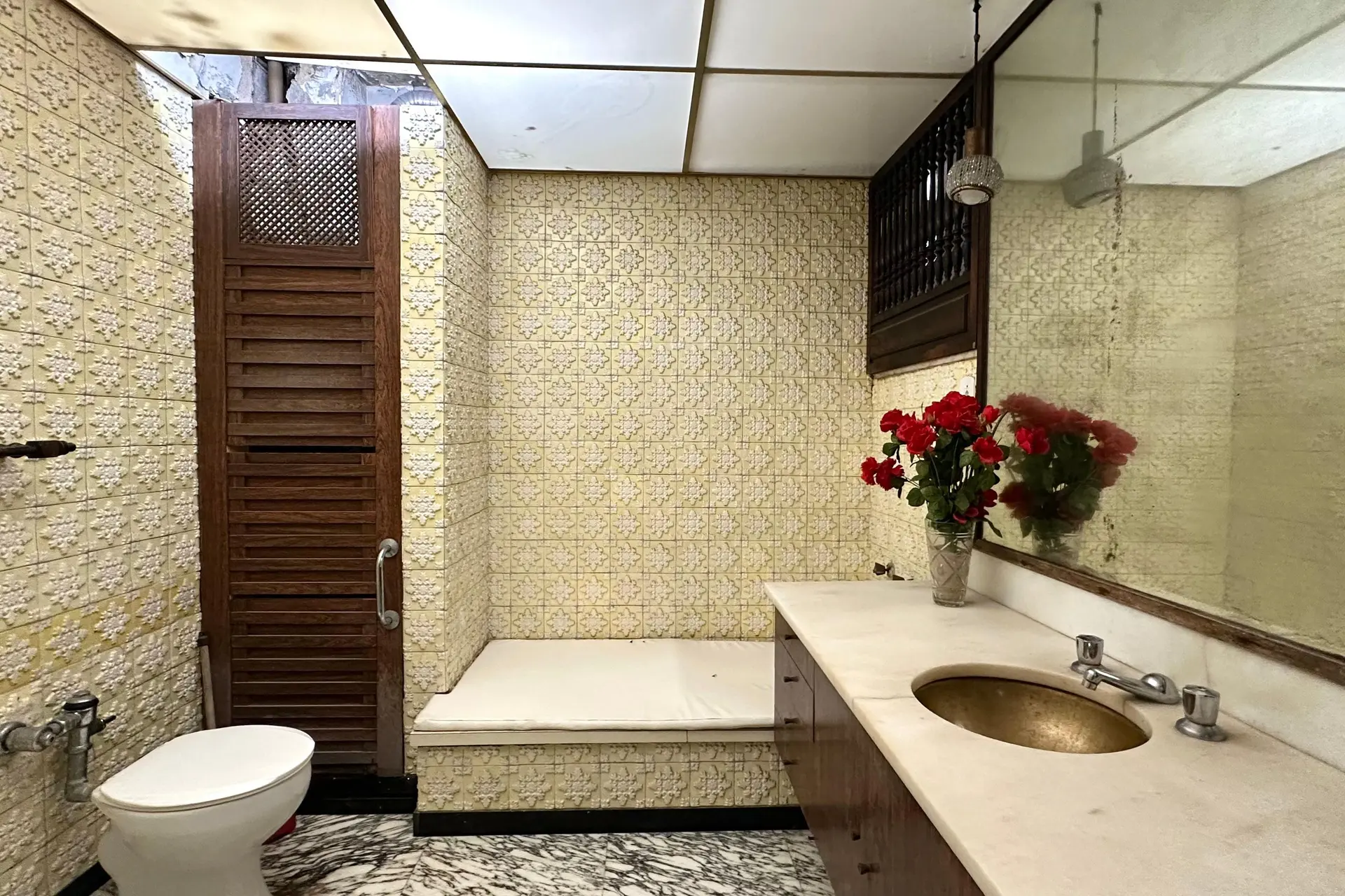 Bathtub in a 4-bedroom apartment, 290 m² — photo 52