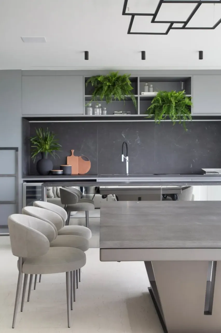 Furnished 4-bedroom apartment with 381 m² and 4 parking — photo 17