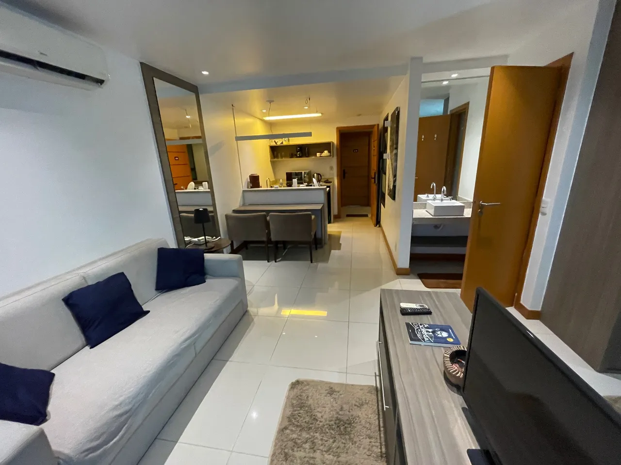 One-bedroom apartment in a building with a gym — photo 10