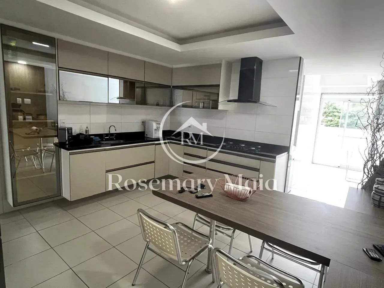 Apartamento mobiliado com 3 quartos, 5 banheiros e 3 vagas — photo 2