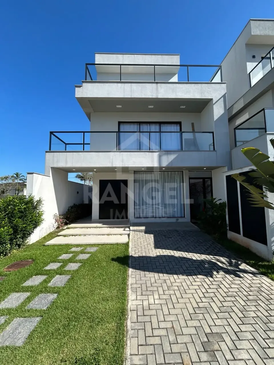 House with 3 bedrooms, 5 bathrooms, and 2 parking spaces — photo 10
