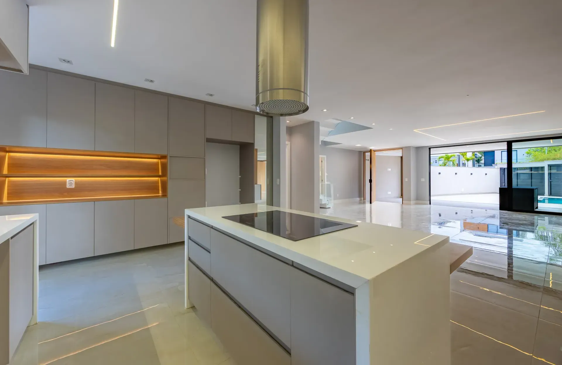 Furnished house with 5 suites and floor-to-ceiling windows — photo 8