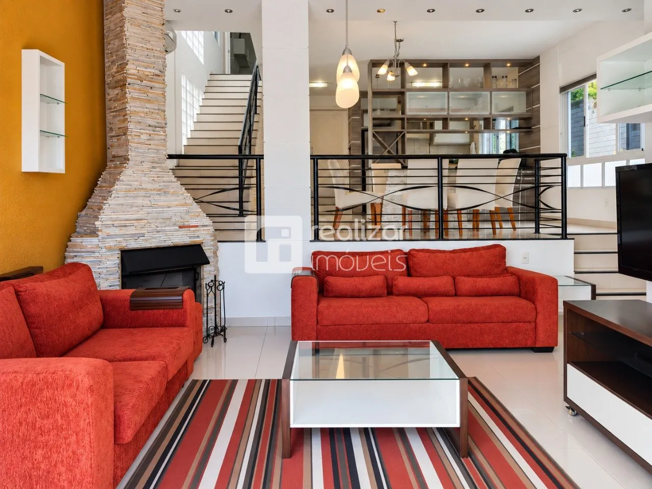 Glass-enclosed balcony in a 3-bedroom house, 240 m²