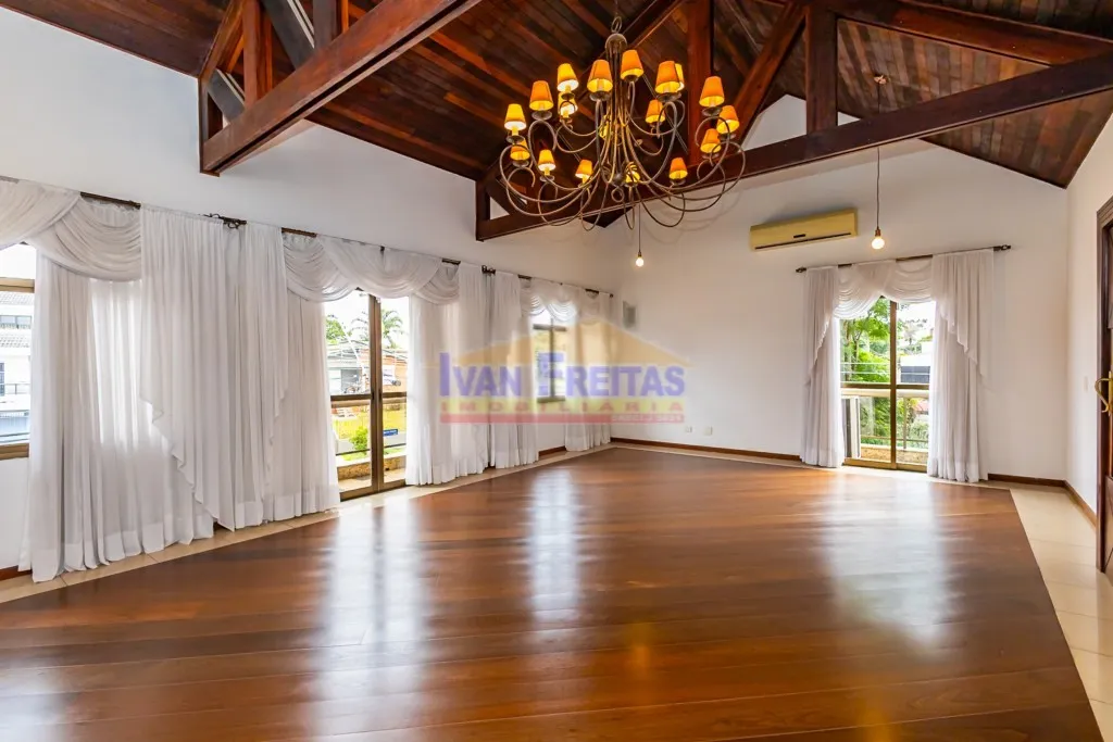 House with 5 bedrooms and balcony, plus 5 parking spots