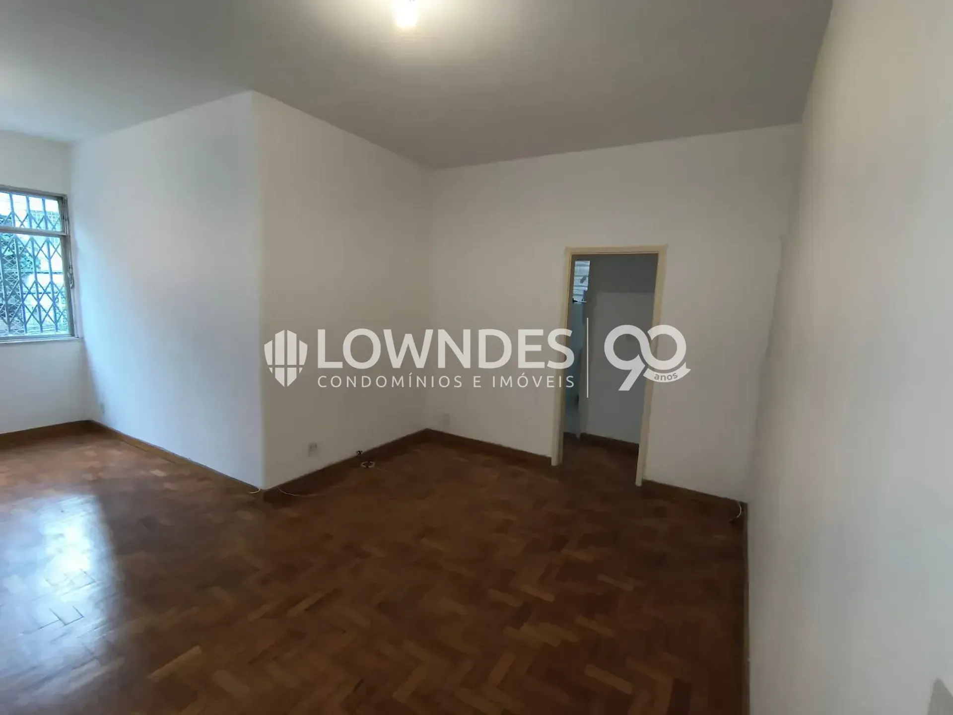 3-bedroom apartment with wood or laminate floors — photo 14