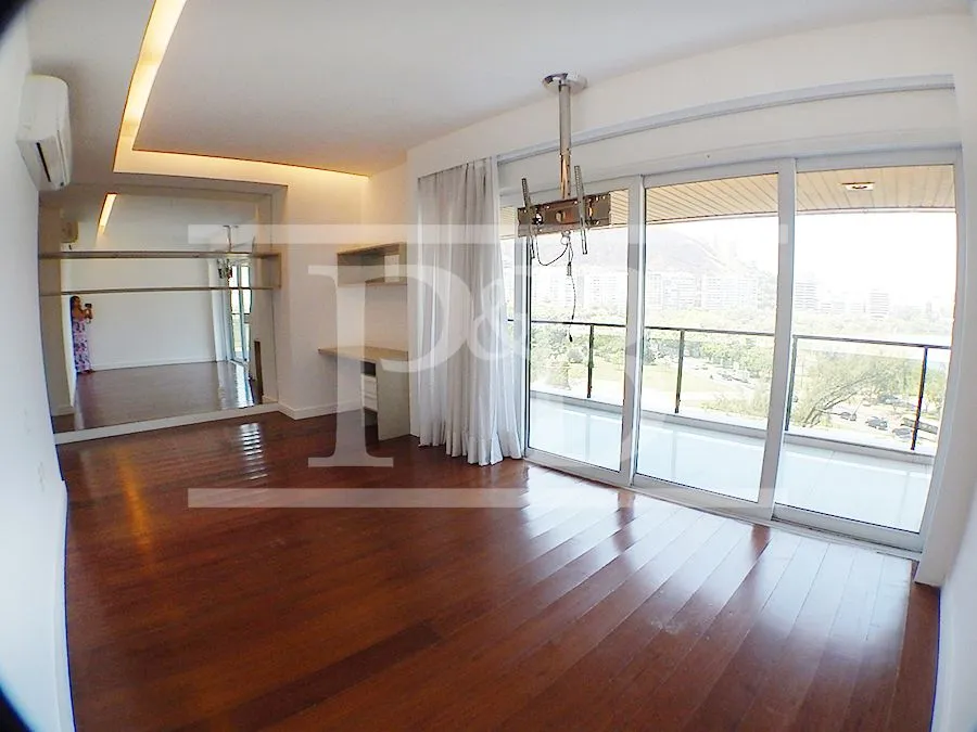 4-bedroom apartment with glassed-in balcony — photo 12