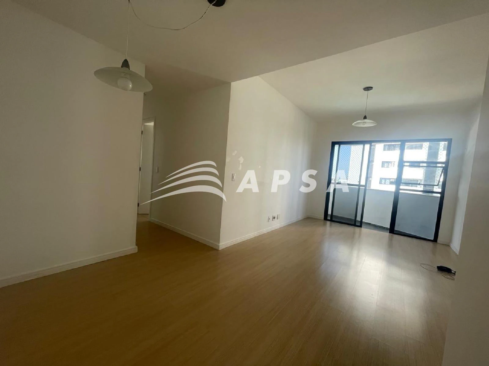2-bedroom apartment with wood or laminate floors — photo 4