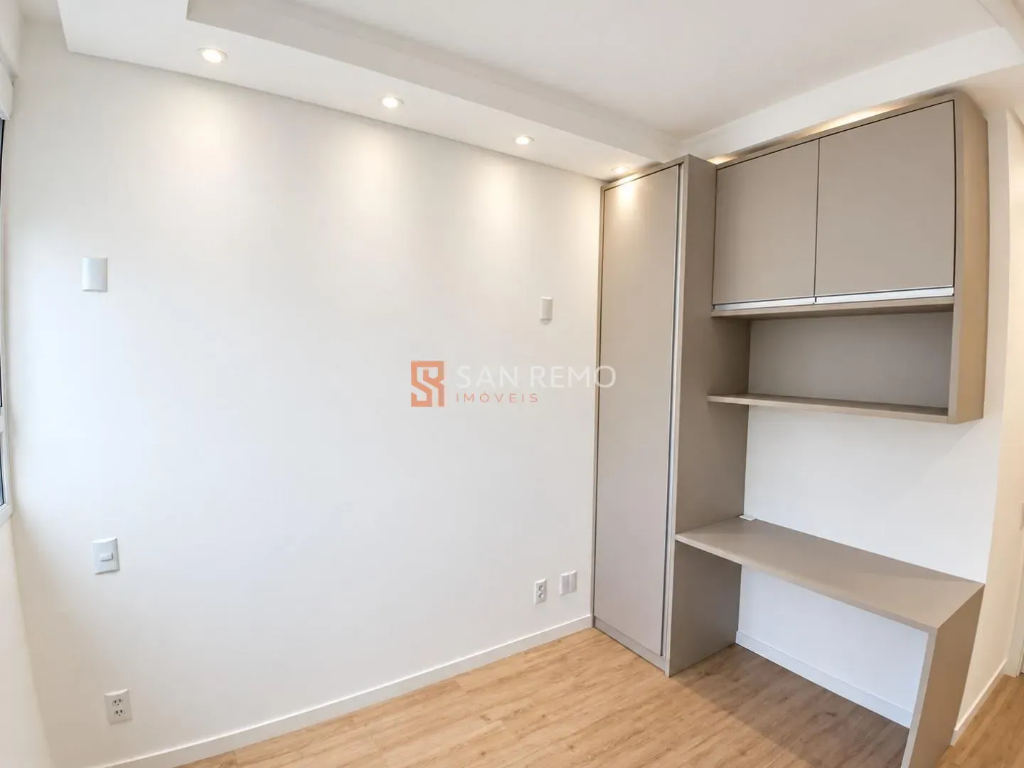 Glass-enclosed balcony in a 3-bedroom apartment, 120 m² — photo 39