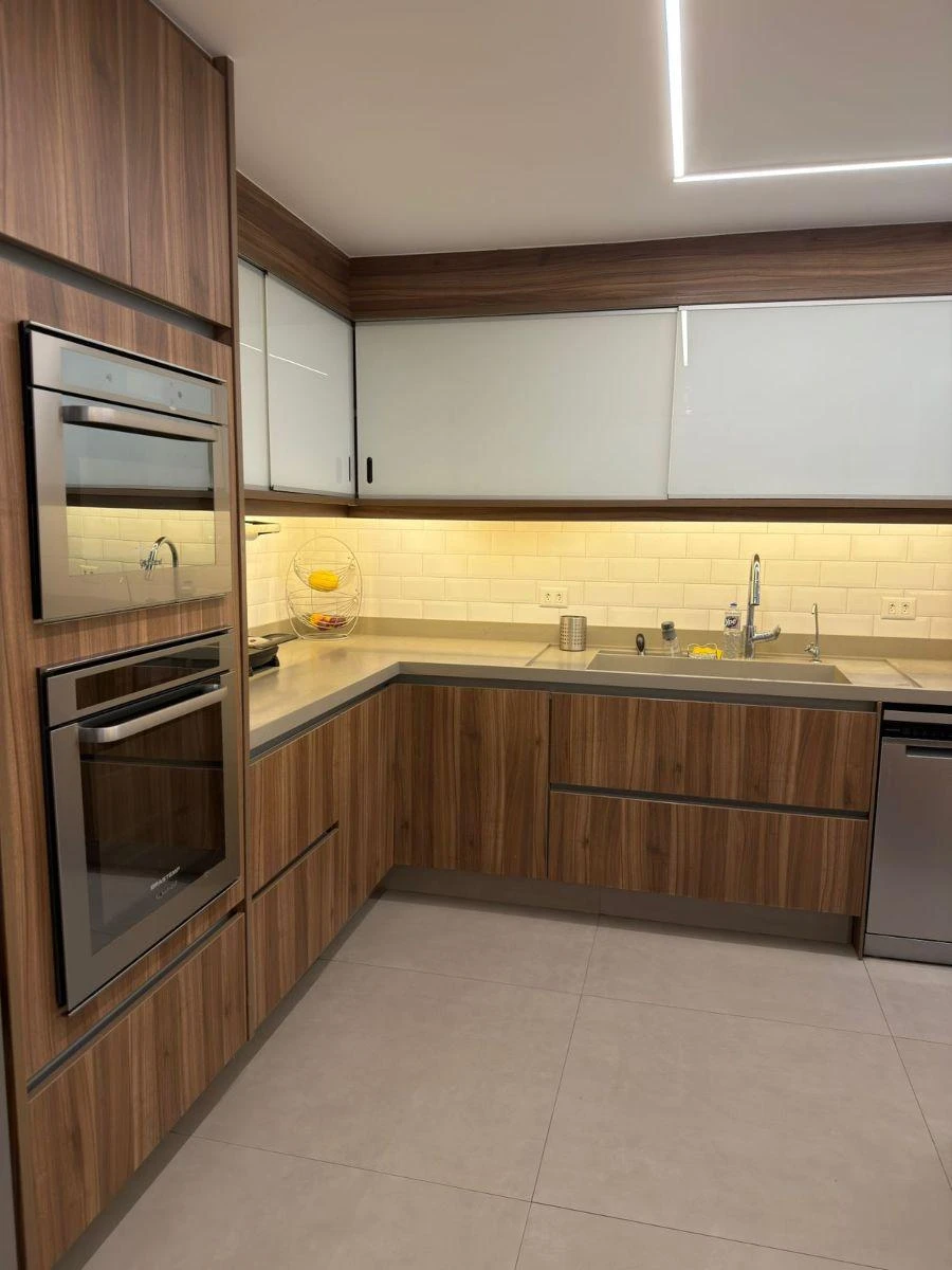 Furnished 160 m² apartment with 3 bedrooms and a glass balcony — photo 2