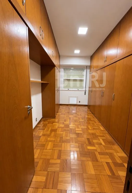 Home office in a 4-bedroom apartment, 280 m² — photo 37