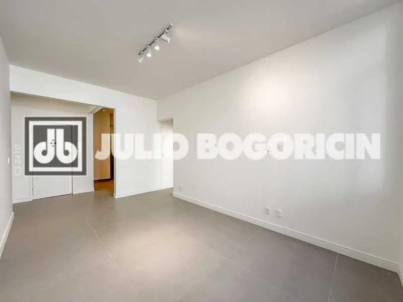 Walk-in closet in a 3-bedroom apartment, 110 m² — photo 16