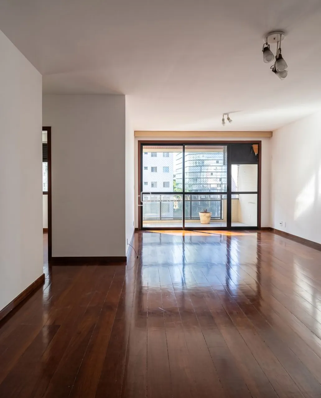 Unfurnished 4-bedroom apartment with 2 parking spots — photo 4